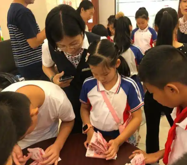 在学生们心中播下理性消费尊重劳作与规划未来的种子 在学生们心中播下理性消费尊重劳作与规划未来的种子