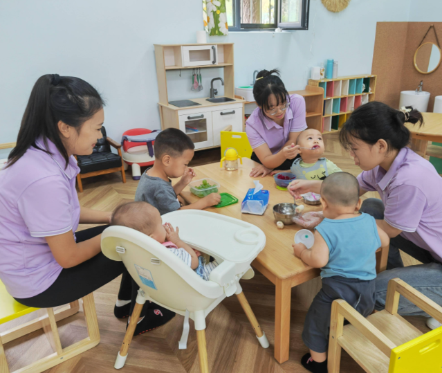 孩子们脱下鞋袜用小手摆整齐欢快地扑向老师的怀抱 孩子们脱下鞋袜用小手摆整齐欢快地扑向老师的怀抱
